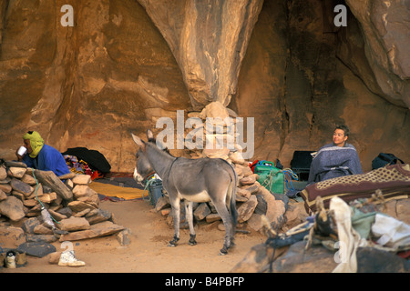 Algeria Djanet Parco Nazionale del Tassili n Ajjer UNESCO World Heritage Site asino turista e l'uomo della tribù Tuareg il risveglio Sahara Foto Stock