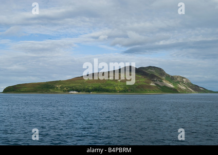 Vista del paesaggio di Isola Santa in Scozia come visto da Lamlash Bay Foto Stock