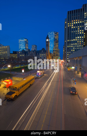 Queen Street West a notte nel centro di Toronto, Ontario, Canada. Foto Stock