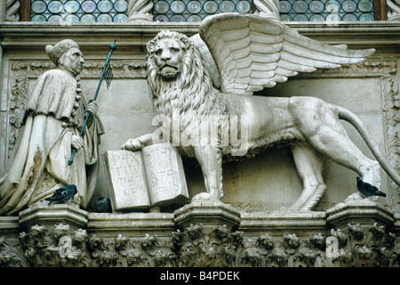 Italia Venezia un leone alato con il libro aperto & Doge Francesco Foscari scultura sopra la Porta della Carta di Palazzo Ducale Foto Stock