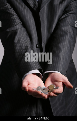 Imprenditore tenendo le monete in mano, metà sezione Foto Stock