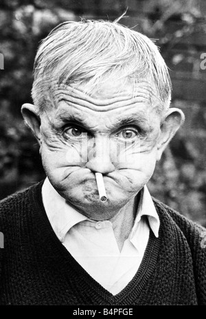 Una delle facce del campione di gurner iam Llewellyn di cenere di montagna ora di età compresa tra 82 ma gurning nonché sempre di agosto Foto Stock