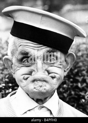 Una delle facce del campione di gurner iam Llewellyn di cenere di montagna ora di età compresa tra 82 ma gurning nonché sempre di agosto Foto Stock