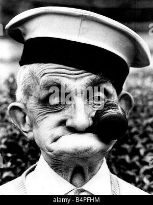 Una delle facce del campione di gurner iam Llewellyn di cenere di montagna ora di età compresa tra 82 ma gurning nonché sempre di agosto Foto Stock