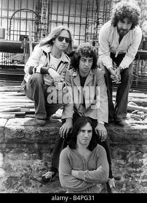 10cc dieci CC al Castello di Cardiff prima del loro concerto Luglio 1975 10cc sono stati il primo gruppo a suonare al Castello di Cardiff Bancata posteriore Eric Stewart Graham Gouldman Kevin Godley anteriore crema Lol Foto Stock