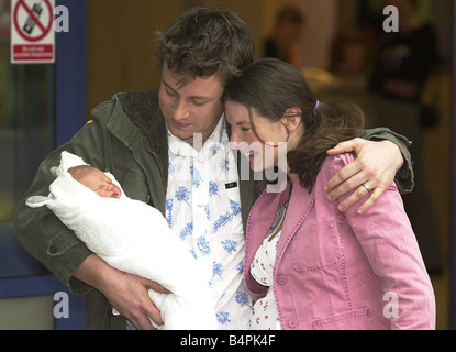 Celebrity chef Jamie Oliver con moglie Jools e new born Baby girl papavero dopo la sua nascita al Queen Charlottes ospedale XIX Marzo 2002 Foto Stock