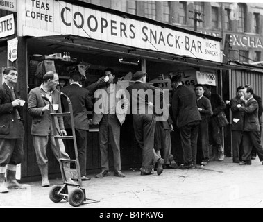 Una tazza di tè fa una pausa gradita per questi uomini molti dei quali hanno lavorato in ed intorno a Cardiff s Custom House Street lo scarico di produrre quanto prima la luce può 1960 Foto Stock