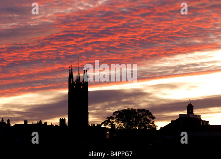 Dawn sky su Warwick Town Center, Warwickshire, Inghilterra, Regno Unito Foto Stock