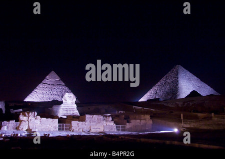 Le piramidi di Giza e della sfinge illuminted con luci durante lo spettacolo di suoni e luci in Il Cairo Egitto Foto Stock