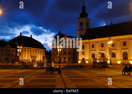 Edifici su Piata Mare al crepuscolo Sibiu Transilvania Romania Foto Stock