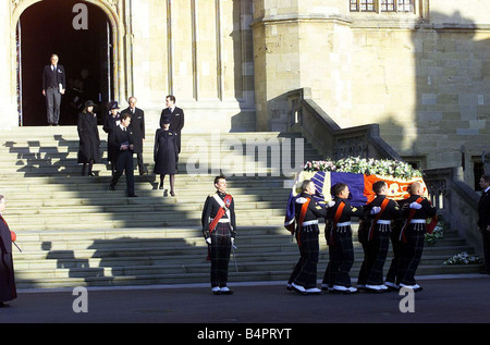 Il funerale della principessa Margaret di St George s Cappella Windsor Febbraio 2002 Queen Elizabeth II il Principe Filippo Visconte Linley e la signora Sarah Foto Stock