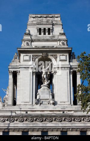 Scultura di Nettuno sul 10 Trinity Square Tower Hill London Foto Stock