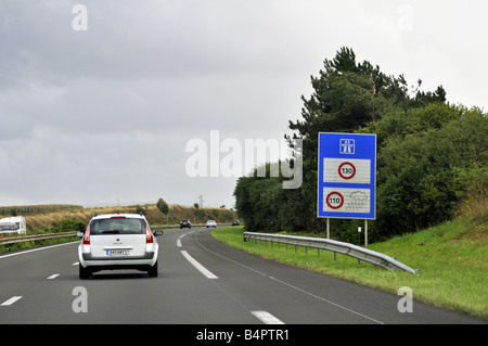Autostrada francese di limite di velocità di 110 km/h in condizioni climatiche secche e 130 km all'ora in condizioni di bagnato Foto Stock