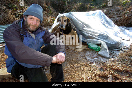 Senzatetto ex soldato Chris Brock che ha dormito in una tenda di fortuna nel giardino di un convento di Solihull ma ora è stata data una camera con la guida dal British Legion... Egli dice "dormire accanto al suo cane Diesek lo ha tenuto in caldo su notti di congelamento' Foto Stock