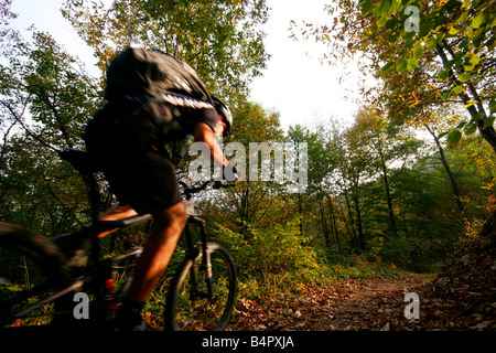 Boy riding hard sua mountain bike in una collina. Coazze (Val Sangone), Torino, Piemonte, Italia. Foto Stock