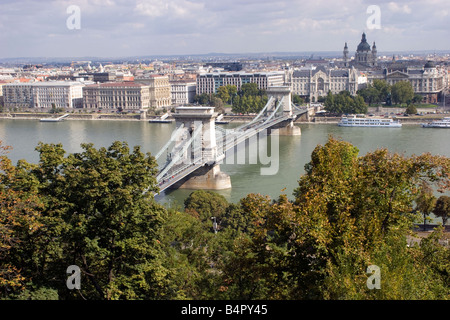 Viste sul Ponte delle Catene (Lánchíd Széchenyi) di Budapest, il primo collegamento permanente tra Buda e Pestin in Ungheria Foto Stock