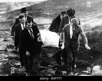 Corpo di Mori omicidio vittima è rimosso dal Saddleworth Moor da detective il corpo è pensato per essere un ragazzo vittima di Ian Brady e Myra Hindley Foto Stock