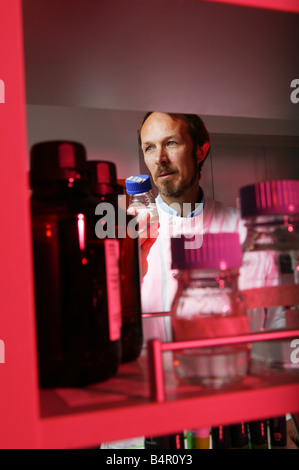Chimico o tecnico di laboratorio lavora Foto Stock