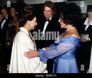 La principessa Margaret con Elizabeth Taylor e il suo settimo marito costruzione lavoratore Larry Fortensky ad una carità Aids fund raising cena Foto Stock