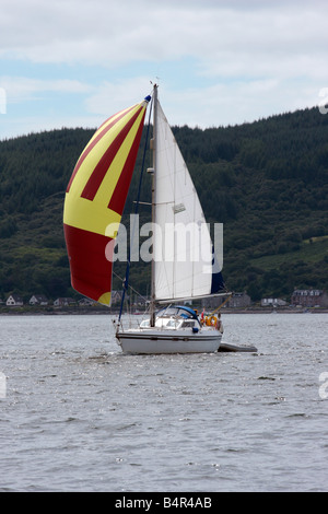 Barca a vela un piccolo yacht nel Kyles of Bute nel Firth of Clyde Scozia Scotland Foto Stock