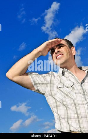 Ritratto di un felice uomo di mezza età guardando in lontananza Foto Stock