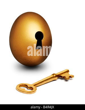 Chiave d'oro disteso di fronte a un nido di Golden Egg con una toppa di chiave Foto Stock