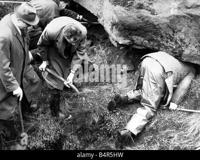 La criminalità omicidio Mori vittime di omicidi Ian Brady Myra Hindley ricerca di polizia sotto ogni roccia e in ogni fessura per i corpi delle vittime su Saddleworth moor Foto Stock