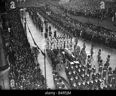 Re Giorgio V funerale 28 gennaio 1936 Re Giorgio V è stata prevista per il resto presso la cappella di famiglia in Windsor dopo la sua morte il 20 di gennaio la foto mostra la sua bara viene trasportato su un carrello di pistola tirato da 124 valutazioni navale da Westminster Hall dove il suo corpo era prevista nello stato fino alla stazione di Paddington dove il re fece il suo ultimo viaggio Foto Stock