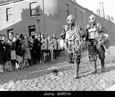 Due raid aereo operai causa un agitare come essi passeggiata nel febbraio 1939 in piena regalia Foto Stock