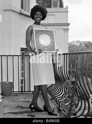 Millie Piccola dinamica cantante pop di My Boy Lollipop in occasione di un ricevimento a Fontana record dove ha ricevuto la sua disco d'argento per un quarto di milione di vendite dall'ex Alto Commissario per Trinidad Sir Learie Costantino Maggio 1964 1960s Foto Stock