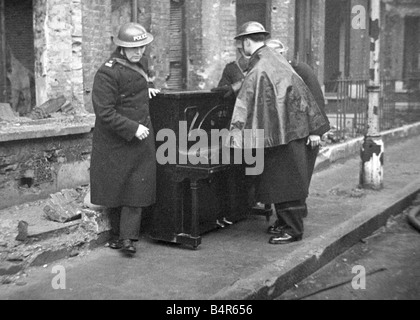 Poliziotti con un piano guida mobili di recupero a seguito di una V2 attacco su Woodbine Febbraio 1945 Foto Stock