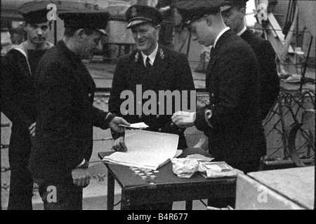 La vita a bordo un Royal Navy corvette scortando un convoglio attraverso l'Atlantico all'altezza dell'U boat offensiva contro il Regno Unito in agosto 1942 la nostra immagine mostra il giorno di paga a bordo della Corvette Foto Stock