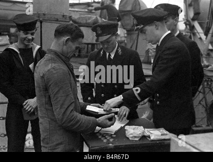 La vita a bordo un Royal Navy corvette scortando un convoglio attraverso l'Atlantico all'altezza dell'U boat offensiva contro il Regno Unito in agosto 1942 la nostra immagine mostra il giorno di paga a bordo della Corvette Foto Stock