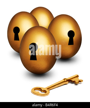 Chiave d'oro che giace di fronte quattro Golden Nest uova con scanalature che rappresenta la sicurezza finanziaria Foto Stock