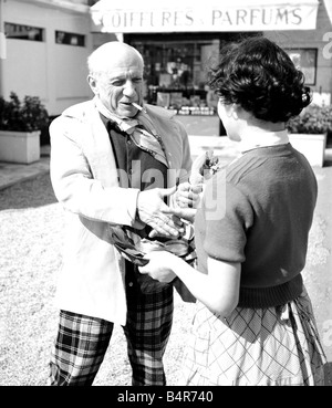 Artista spagnolo Pablo Picasso stringe la mano con una giovane donna al Cannes Film Festival Maggio 1957 Foto Stock