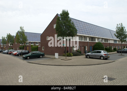 Guscio di pannelli solari montati su case sul più grande del mondo a energia solare alloggiamento station wagon, Nieuwland, Amersfoort, Paesi Bassi. Foto Stock