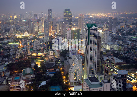 Vista aerea della città di Bangkok al crepuscolo, alti edifici, strade, alberghi, luci stradali e illuminazione, grattacieli e dal centro della città, Thailandia, Asia Foto Stock