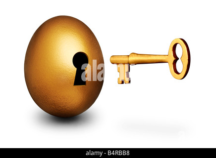 Chiave dorata entrando in un buco della serratura in una golden nest egg che rappresenta il livello di sicurezza di un 401K Conto pensione Foto Stock
