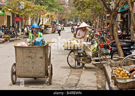 La raccolta dei rifiuti Hanoi Vietnam Foto Stock