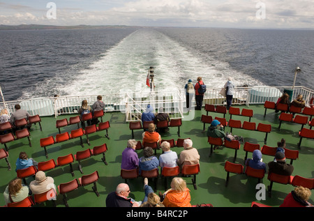 I passeggeri del traghetto sul Ardrossan di Arran ferry guardando indietro verso la terraferma Foto Stock