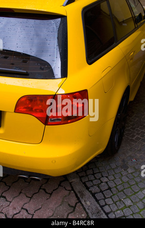 Vista posteriore di una Audi RS4 Avant gialla parcheggiata su una strada acciottolata. Foto Stock