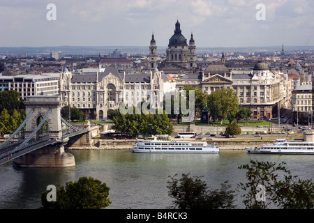 Viste sul Ponte delle Catene (Lánchíd Széchenyi) di Budapest, il primo collegamento permanente tra Buda e Pestin in Ungheria Foto Stock