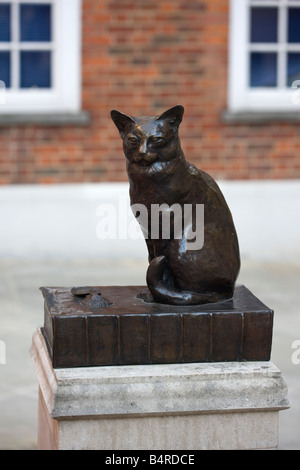 Statua di Hodge ha Dr Johnsons Cat in Gough Square Londra Foto Stock