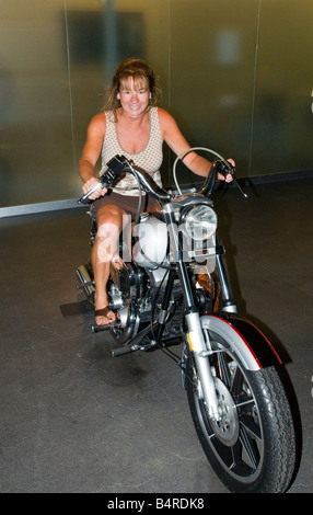 Equitazione donna Harley-Davidson presso le società museum di Milwaukee, Wisconsin, STATI UNITI D'AMERICA Foto Stock