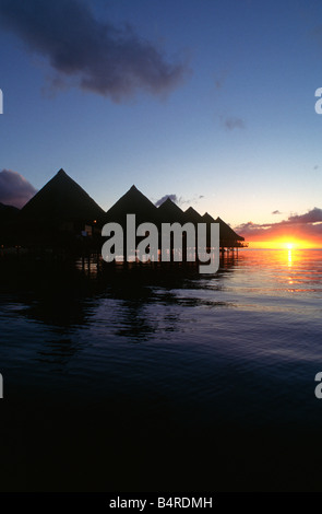 Over water bungalows Moorea Polinesia Francese al tramonto Foto Stock