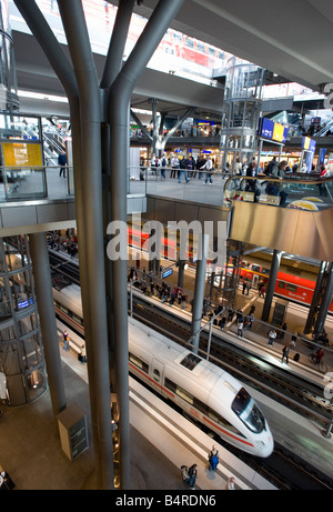 Interno della grande nuova moderna stazione ferroviaria principale Hauptbahnhof a Berlino Germania Foto Stock
