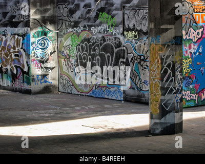 I graffiti sulla parete di edificio sul terrapieno Londra Foto Stock