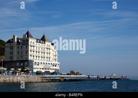 Vista verso il molo lungo la sfilata north shore llandudno conway clwyd north Wales UK Foto Stock