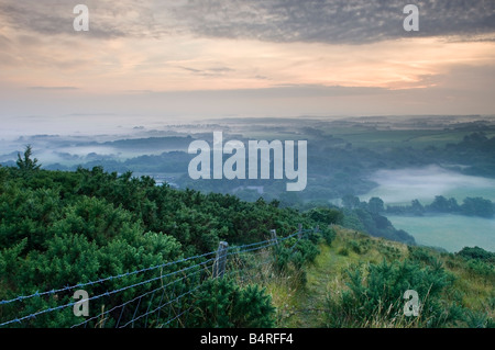 Sunrise su mattinata estiva dal West Hill a Corfe Castle Dorset England Regno Unito Foto Stock