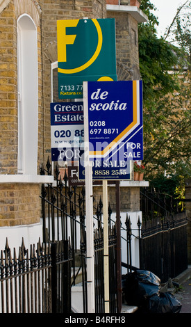 Più agente immobiliare in vendita segni al di fuori di una residenza georgiana a Greenwich, Regno Unito durante il credit crunch, ottobre 2008. Foto Stock